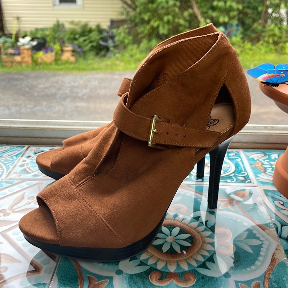 Brash brown faux suede like, buckle, open toe, platform, high heels size 7